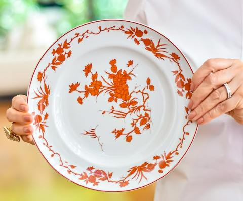 prato sofisticado branco com detalhes laranjas matisse casa