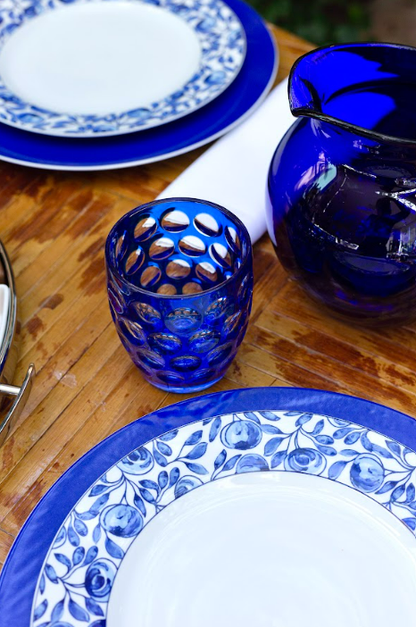 mesa posta nas cores azul e branco matisse casa