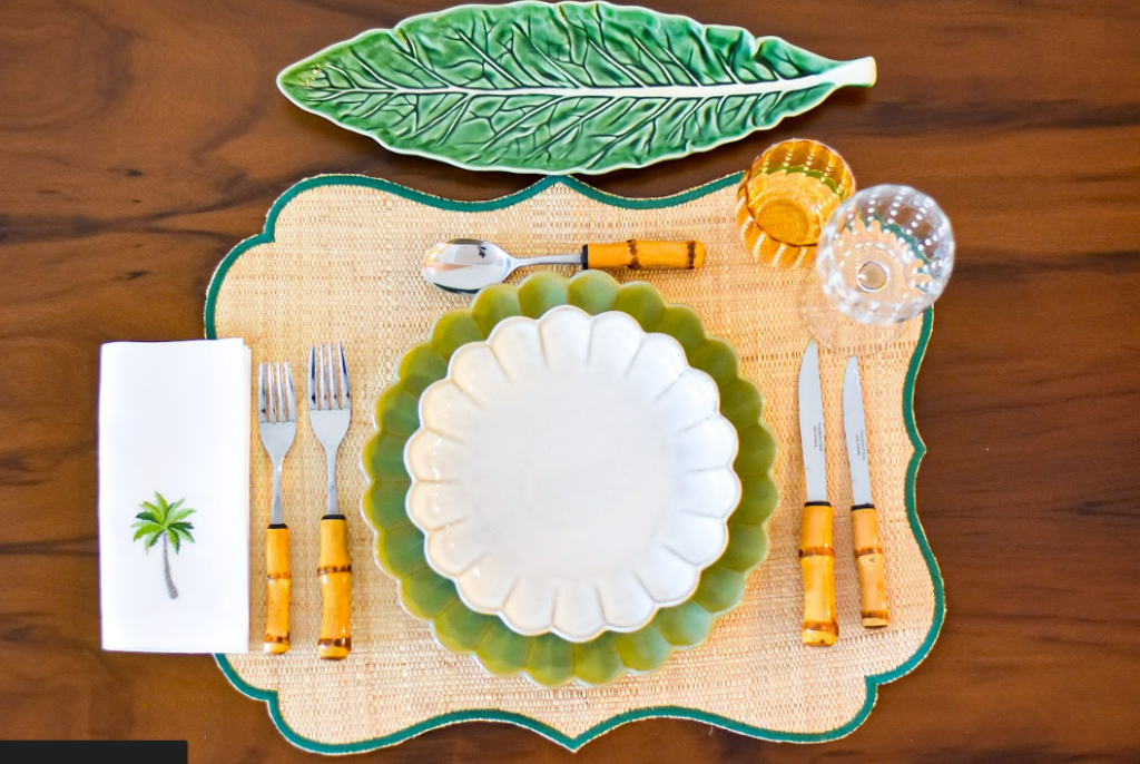 mesa posta com produtos Mistura de texturas naturais e acabamentos refinados da matisse casa