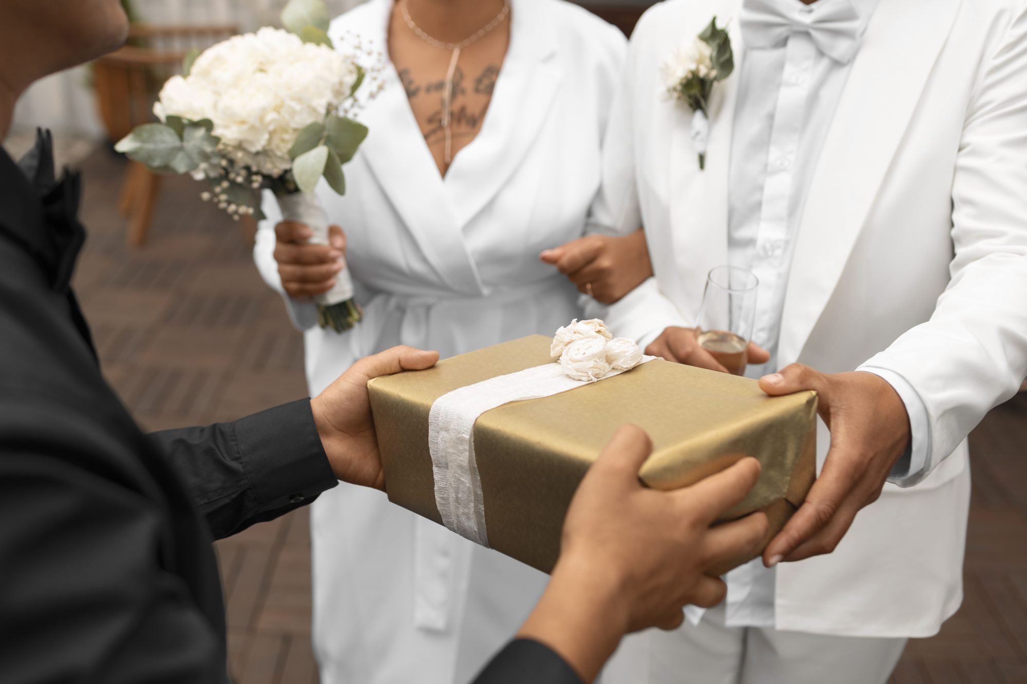 casal recebendo de presente produto da matisse casa de sua lista de presentes no dia do seu casamento
