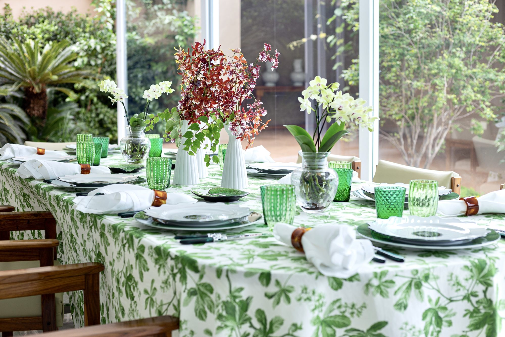 mesa posta sofisticada com produtos matisse