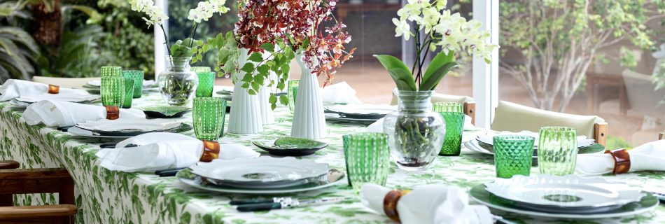 mesa posta sofisticada com produtos matisse