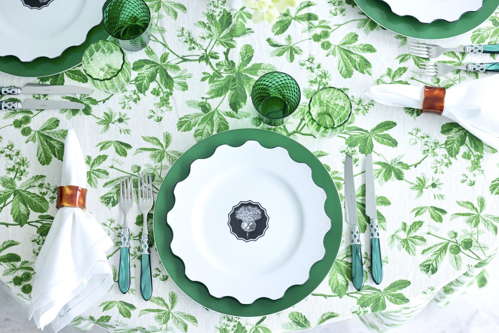 mesa posta elegante com produtos matisse