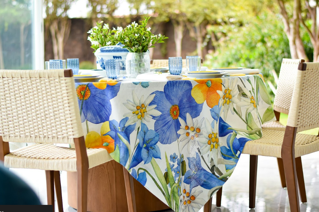 mesa posta com tons de azul