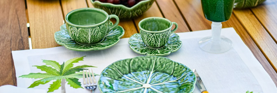 mesa posta com cerâmicas portuguesas bordallo pinheiro coleção couve