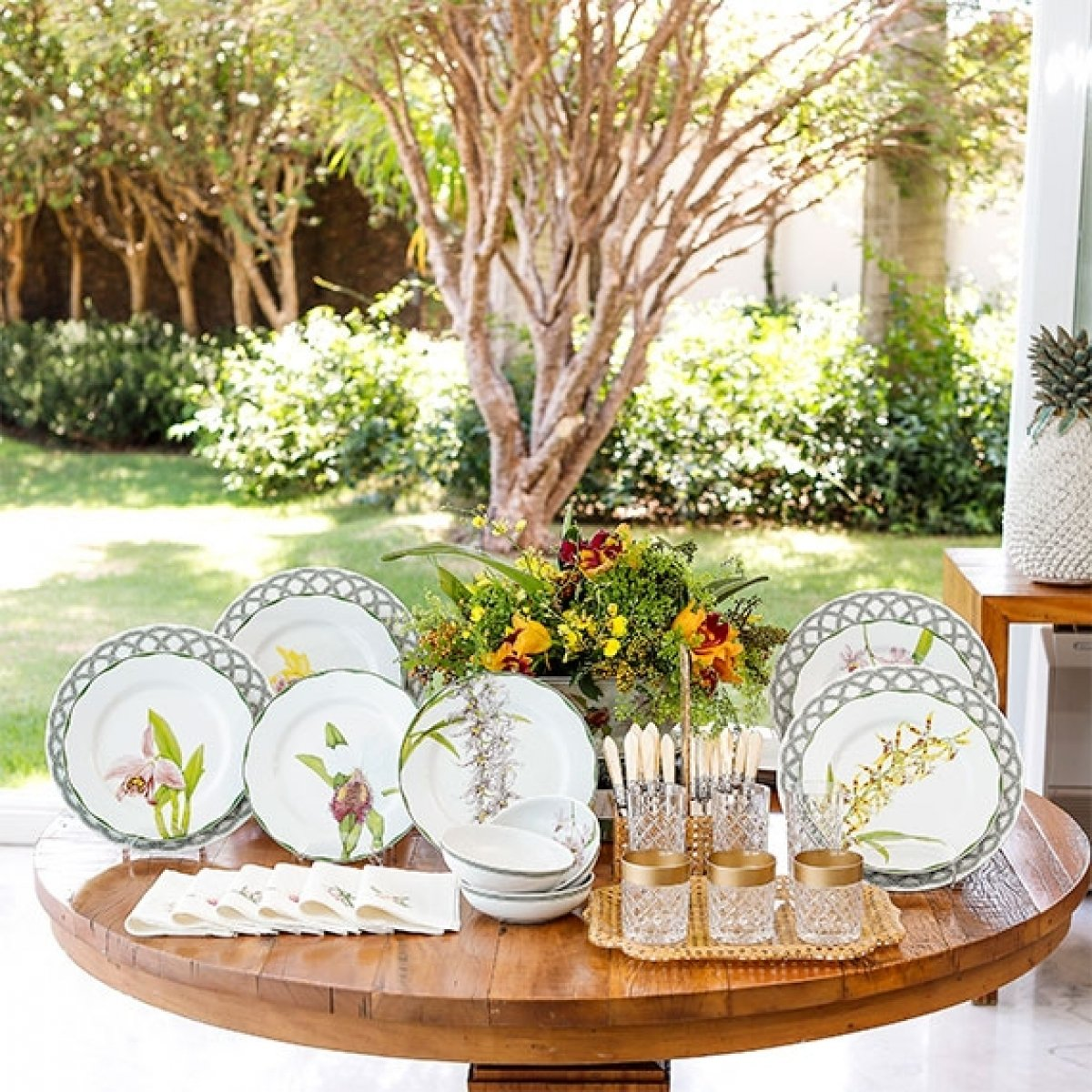 mesa posta de primavera com cerâmicas portuguesas