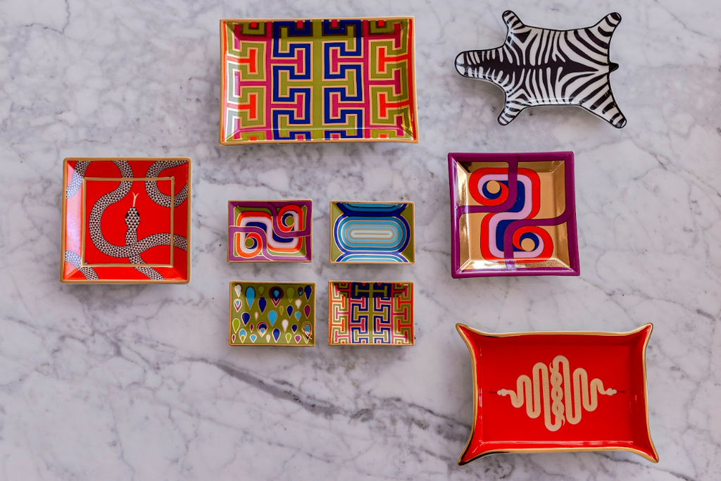 bandejas coloridas com diferentes estampas, da marca Jonathan Adler